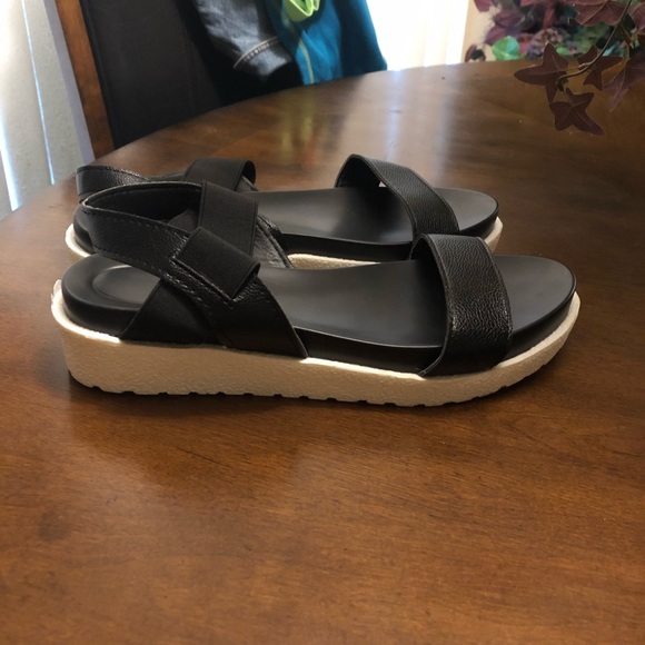 Sandals - Picture 3 of 8